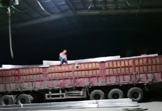 天黑了，發(fā)貨裝車依然加班進(jìn)行中，服務(wù)好更多的客戶